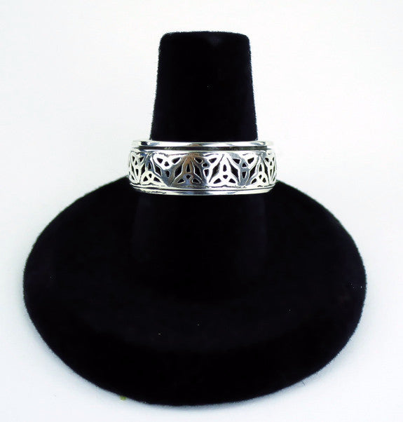 Triquetra Spinner Ring