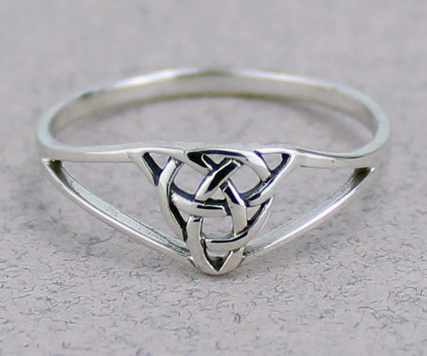 Triquetra Ring