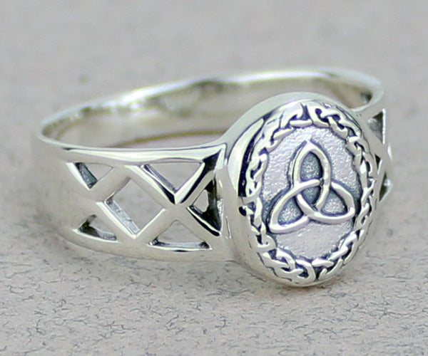 Triquetra Ring